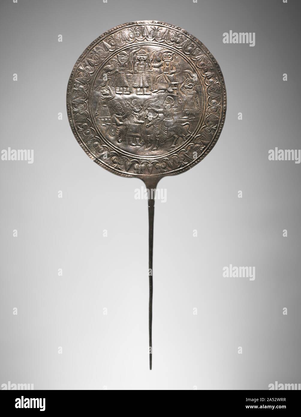 Pin votive decorate con disco, 800-600 A.C. Oggetti in oro ed argento sono solitamente realizzati in Iran settentrionale&#x2014;non in Luristan. Questo pin, tuttavia, assomiglia a quelle in bronzo realizzata in Luristan. Il soggetto principale su questo pin è il master-di-il-animali, un uomo che afferra una belva in ogni mano&#x2014;un preferito Vicino Oriente antico motif. Foto Stock