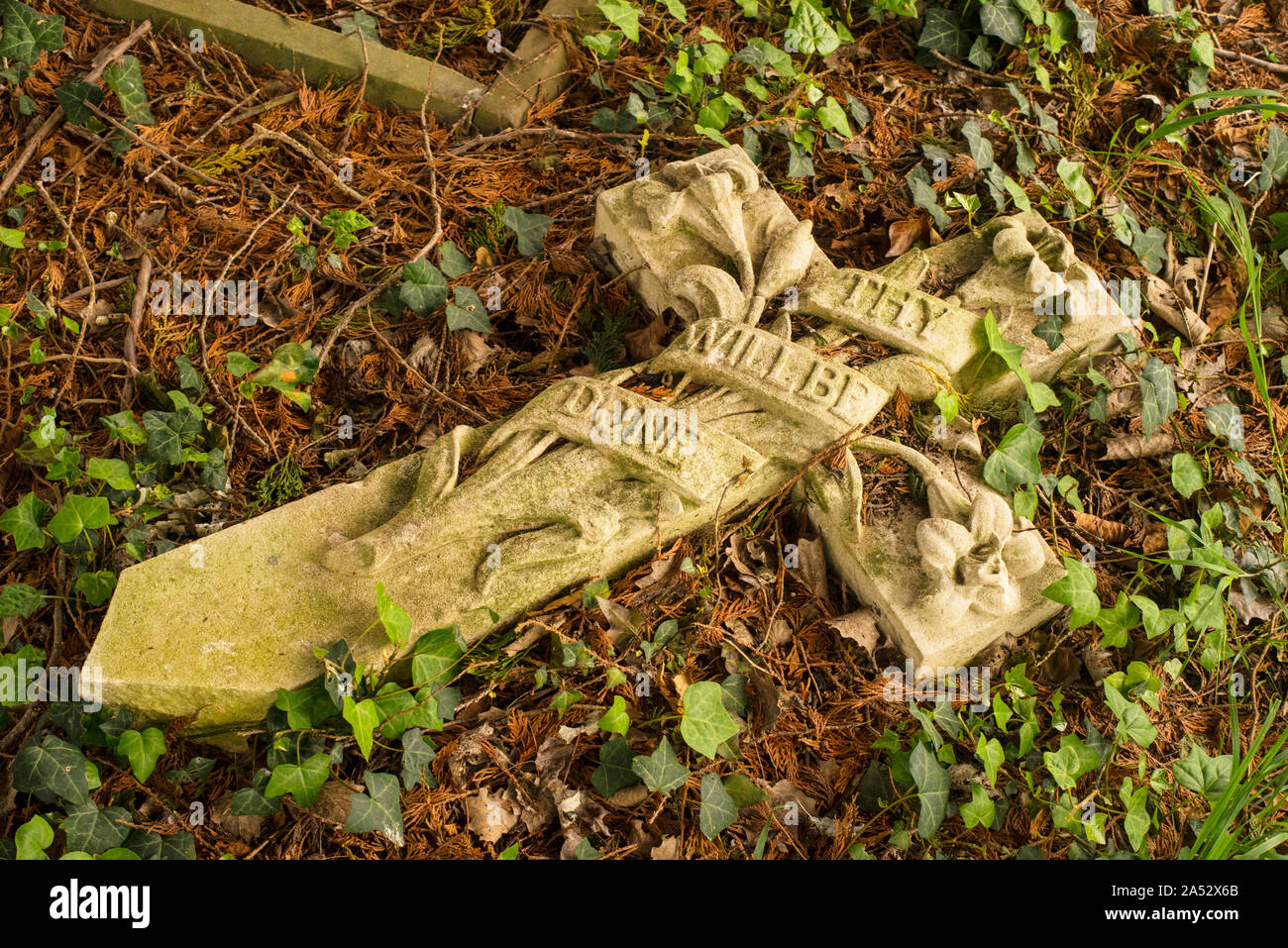 Caduta di una croce con la scritta sia fatta la Tua volontà in Southampton vecchio cimitero Foto Stock