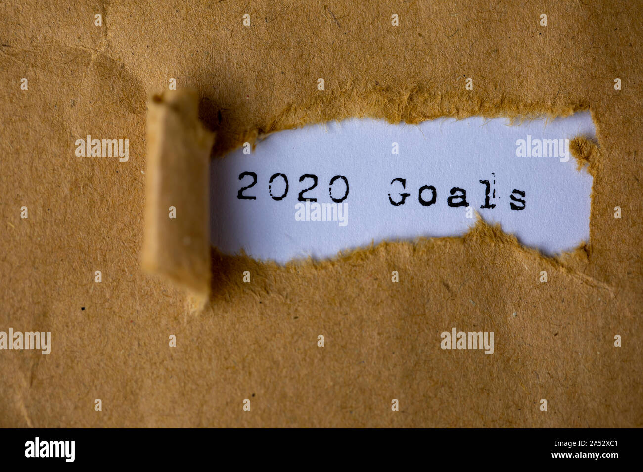 Il testo, 2020 obiettivi, viene visualizzata dietro strappato carta marrone Foto Stock