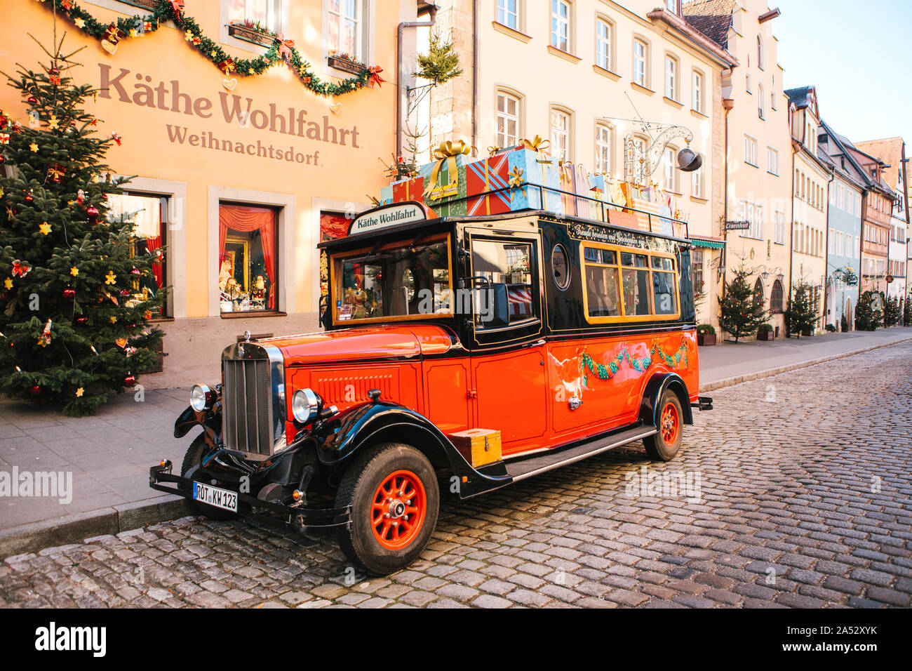 Germania, Rothenburg ob der Tauber, Dicembre 30, 2018: decorato auto o autobus vicino a un negozio di giocattoli su vacanze di Natale. Foto Stock