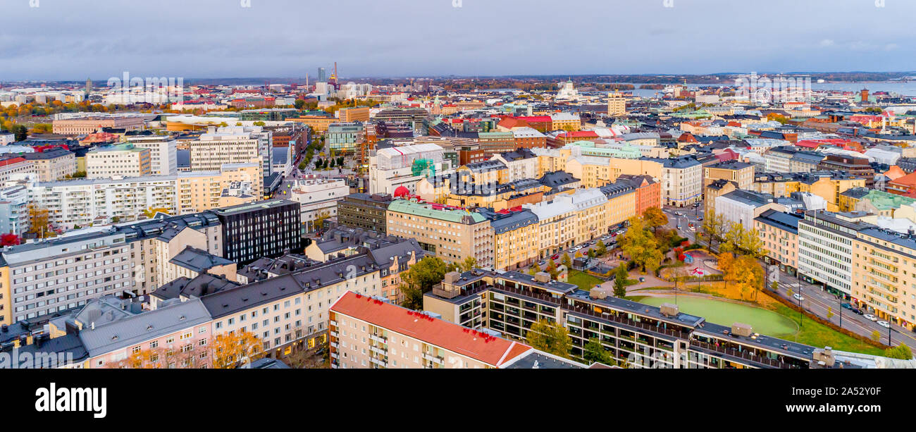 Vista aerea di Helsinki. Cielo e nubi e gli edifici colorati. Helsinki, Finlandia. Foto Stock