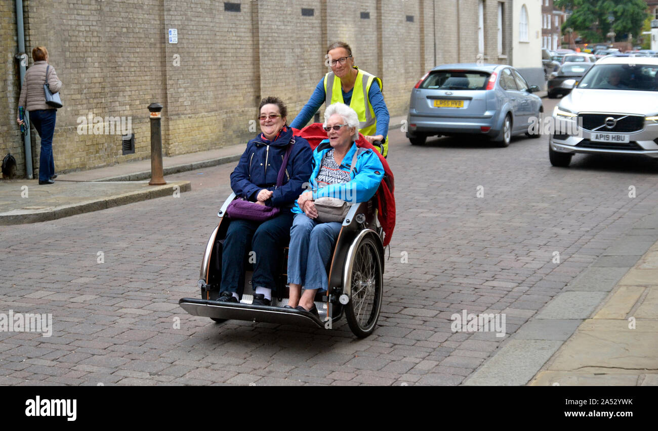 Trasporto di biciclette con due passeggeri in Bury St Edmunds, Suffolk, Regno Unito Foto Stock