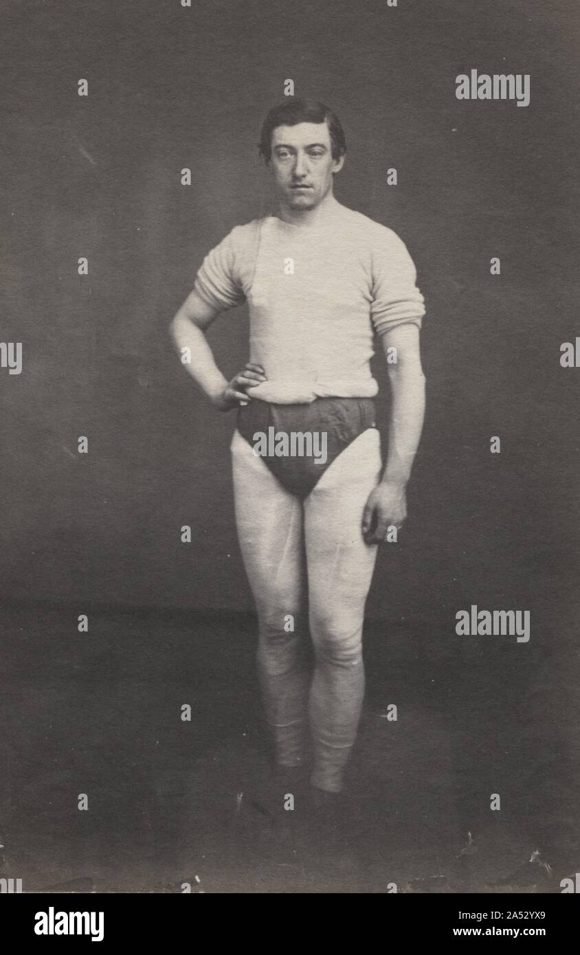 Giovane uomo vestito di atletica, c.1857. Durante questa epoca, persone hanno svolto attività sportive in costume che assomigliano a vestiti di strada; questo uomo&#x2019;s outfit suggerisce che egli era un acrobat o circense. Era comune nel XIX secolo per fotografare i lavoratori con gli strumenti del loro commercio o in capi di vestiario unici per la loro professione. I collezionisti di fotografia in seguito denominata che tipo di fotografia come un "professionale". Foto Stock