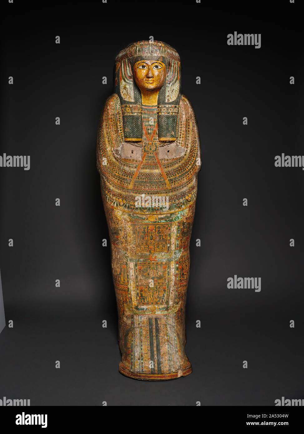 Bara di Nesykhonsu (coperchio), c. 976-889 A.C. Un set completo di cofani funebri durante il Tardo Nuovo Regno e Terzo Periodo Intermedio è consistito di un esterno ed interno di bara e una mummia board (essenzialmente un coperchio senza un caso, posizionato direttamente sopra la mummia avvolta). A giudicare dalla sua dimensione, questa deve essere stata Nesykhonsu esterna della bara. Il tipo è essenzialmente la stessa come la bara di Bakenmut, che era anche una bara esterna. Le due bare sono detti sono stati trovati insieme e di avere apparteneva ad un uomo e la moglie. Questo è abbastanza possibile, sebbene le iscrizioni non portano fuori. Bakenmut non è m Foto Stock