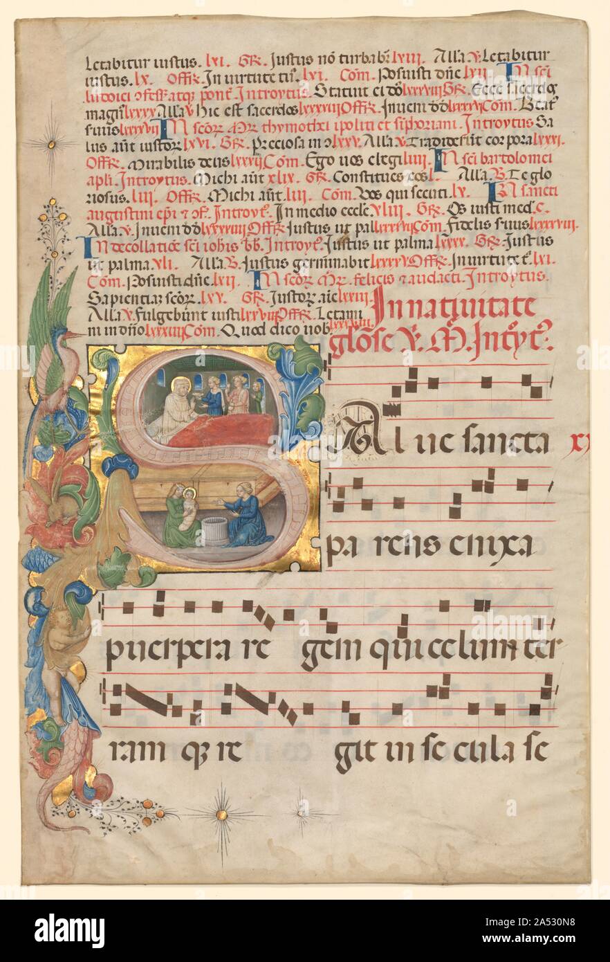 Foglie da una graduale: Historiated iniziale S[alve Sancta Parens] con la nascita della Vergine (recto) e musica (verso), c. 1420-1450. Questa bellissima foglia è dominata da una grande historiated S da cui spruzzi di fogliame abitata da un putto, un coniglio e un stork si estendono nel margine di sinistra. Una scena che rappresenta la nascita della Vergine è entro la doppia curva della S. Saint Anne, la Vergine’s madre, occupa il letto del parto nella scena superiore. Di seguito, il neonato Maria è stata bagnata e avvolto in fasce. Nel manoscritto messali e le loro controparti musicale, il graduale, vot Foto Stock