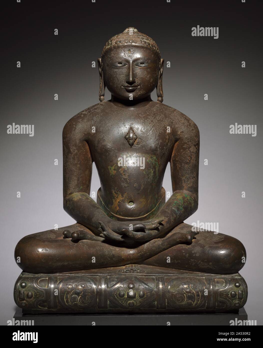 Jina (Tirthankara), 900s-1000s. Il Giainismo è stato uno dei tre principali religioni di evolversi in India, mentre gli altri due sono l'induismo e il buddismo. Mentre ciascuna religione ha sviluppato le proprie caratteristiche particolari e le loro credenze mantenute un terreno comune con l'Induismo. In entrambi il Giainismo e il Buddismo, divinità simboleggiano esseri illuminati, il cui esempio è destinato a ispirare i credenti nel seguire il cammino verso la salvezza piuttosto che adoriamo. In Giainismo il più comune divinità sono Jinas (significato "liberatori" o "vincitori"), noto anche come Tirthankaras ("uomini santi"). Come th Foto Stock