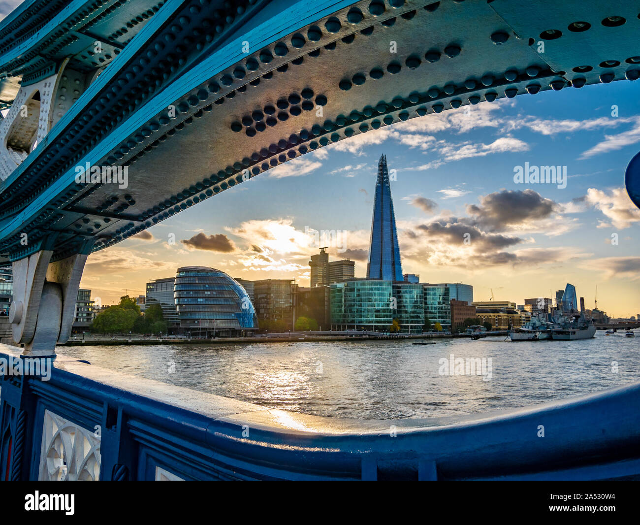 Paesaggio di Londra con i famosi punti di riferimento sulla riva del Tamigi nella luce del tramonto Foto Stock