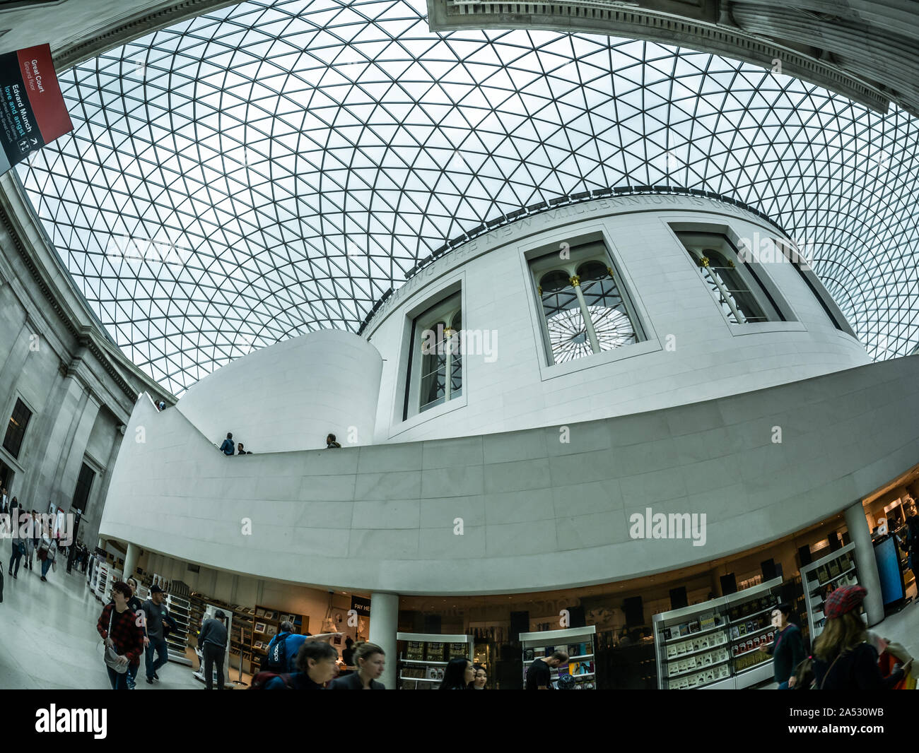 London, England, Regno Unito - 1 Maggio 2019: Ampia vista della sala principale della British Library e artistico di alta architettura a soffitto Foto Stock