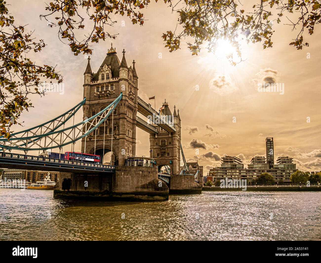 Paesaggio urbano in vista di Londra con il famoso Tower Bridge pietra miliare nella stagione autunnale Foto Stock