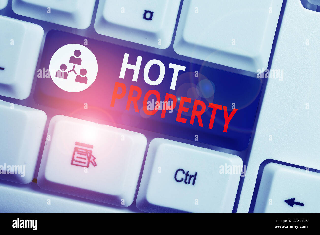Segno di testo che mostra proprietà di caldo. Business photo mostrare qualcosa che è ricercata o è fortemente Deanalysisded White tastiera PC con non vuota Foto Stock