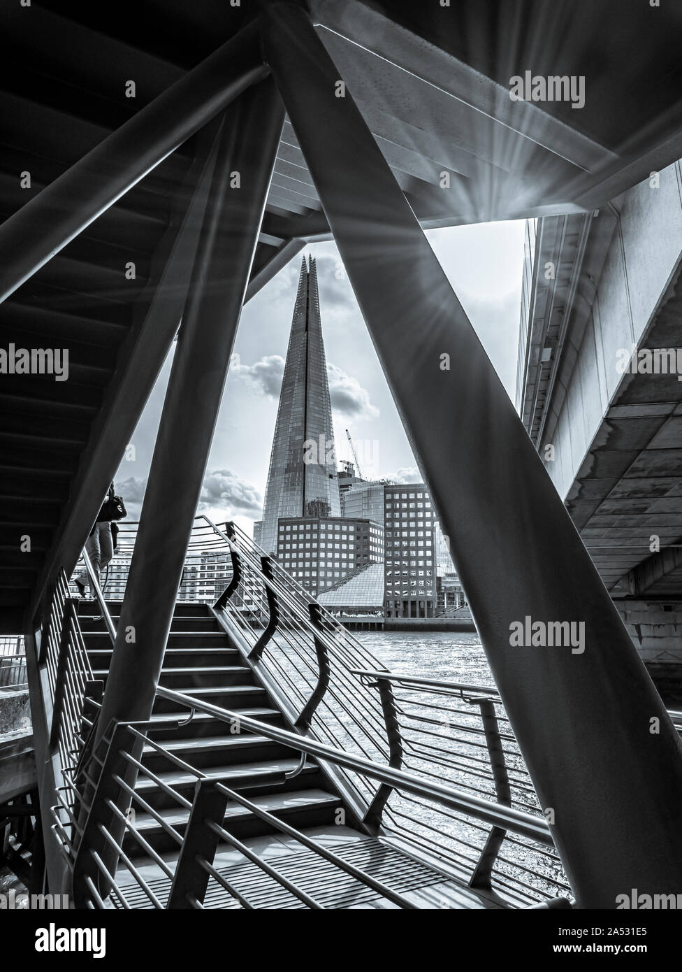 Angolo unica vista sul famoso Shard edificio sulla riva del Tamigi in bianco e nero e a colori, a Londra Foto Stock