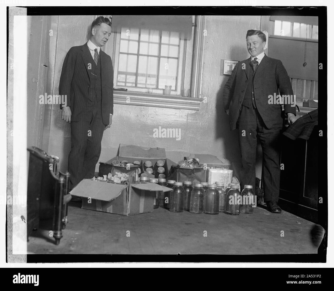 Due uomini in camera con i vasetti], 2/2/23 Foto Stock
