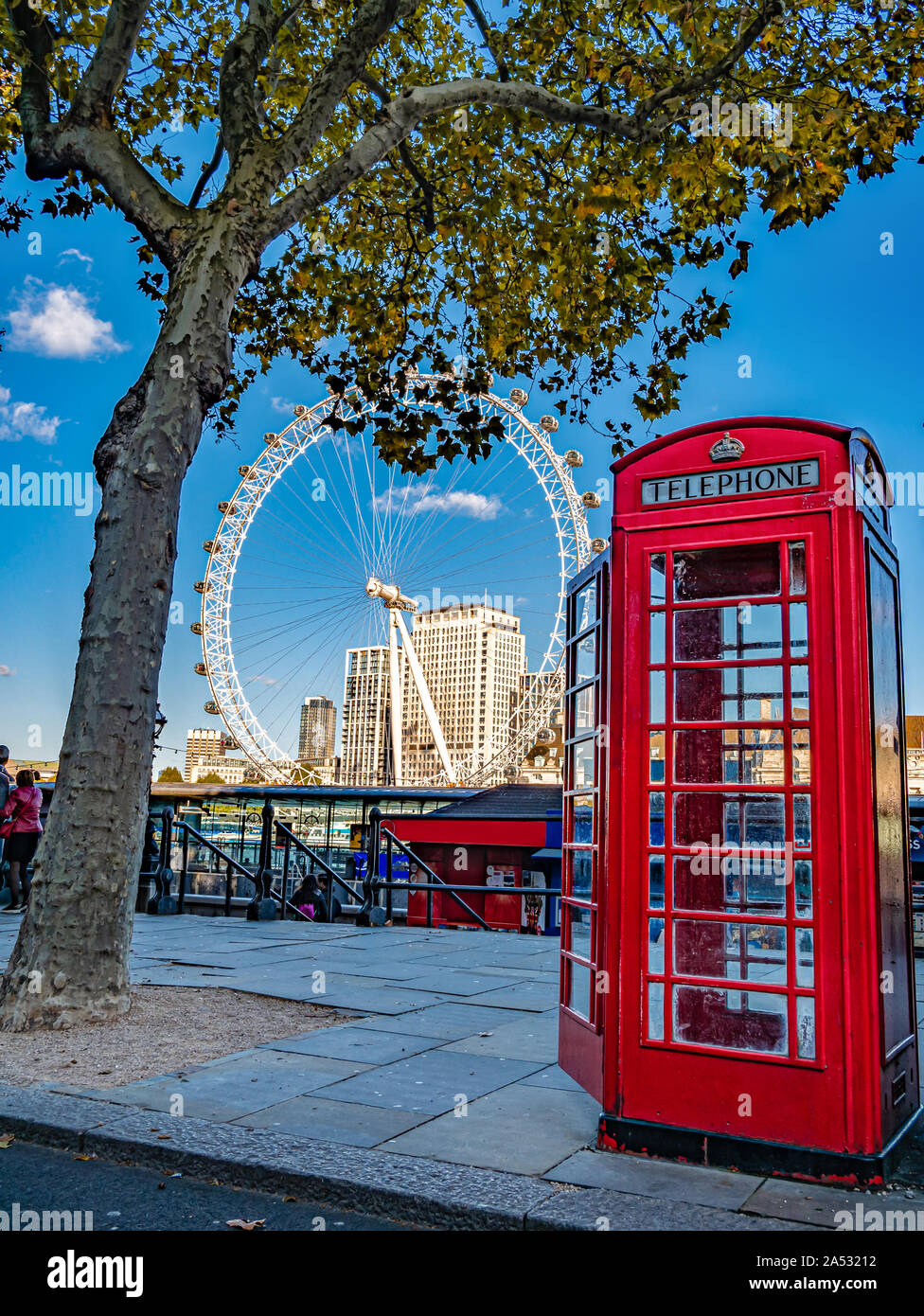 London, England, Regno Unito - 05 Ottobre 2019: London Eye e rossi tradizionali cabine di foto sulla riva del Tamigi nella stagione autunnale Foto Stock