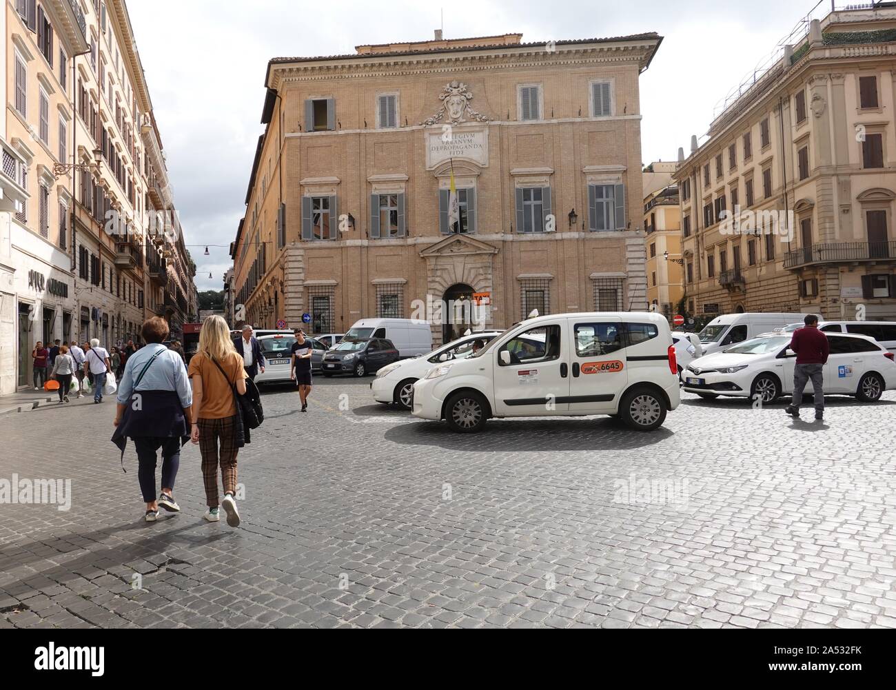 Taxi bianco in attesa di business a Roma, Italia Foto Stock