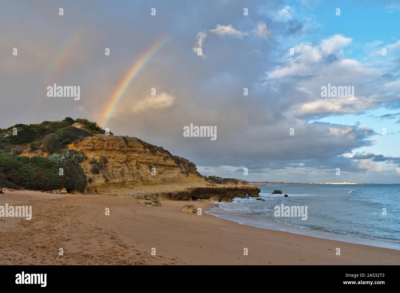 Bellissimo Arcobaleno vista in spiaggia Aveiros. Albufeira Algarve Foto Stock
