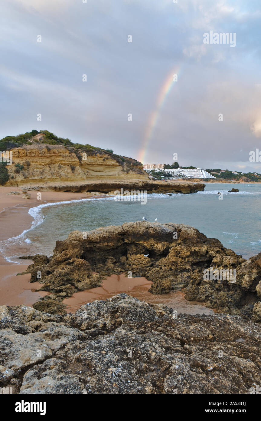 Bellissimo Arcobaleno vista in spiaggia Aveiros. Albufeira Algarve Foto Stock