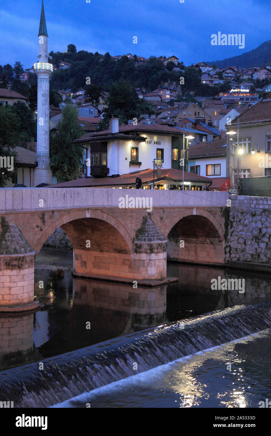 La Bosnia ed Erzegovina, Sarajevo, Seher Cehaja ponte sul fiume Miljacka, nonostante House, minareto, Foto Stock