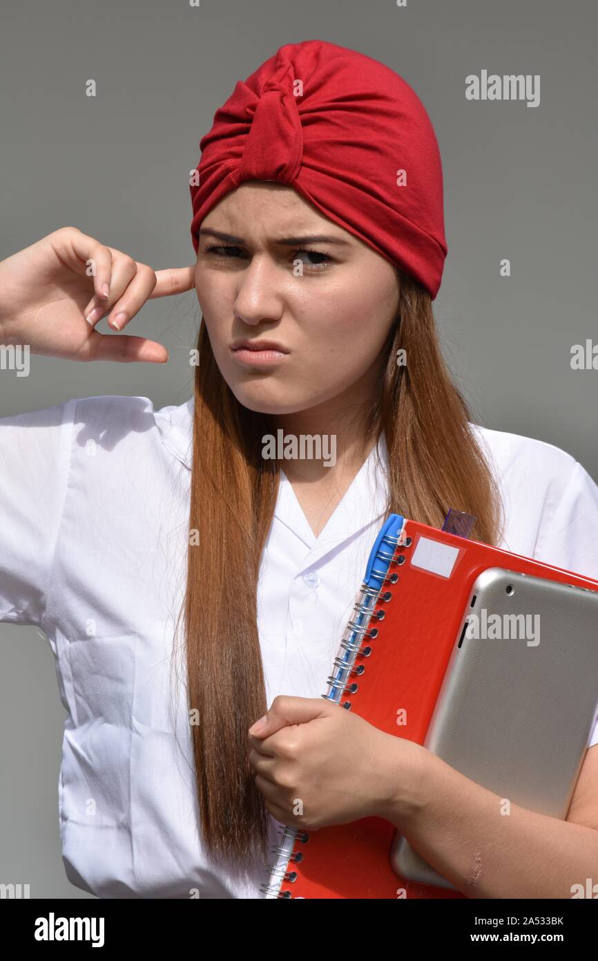 La minoranza di Exchange una studentessa e silenzio indossando turbante Foto Stock