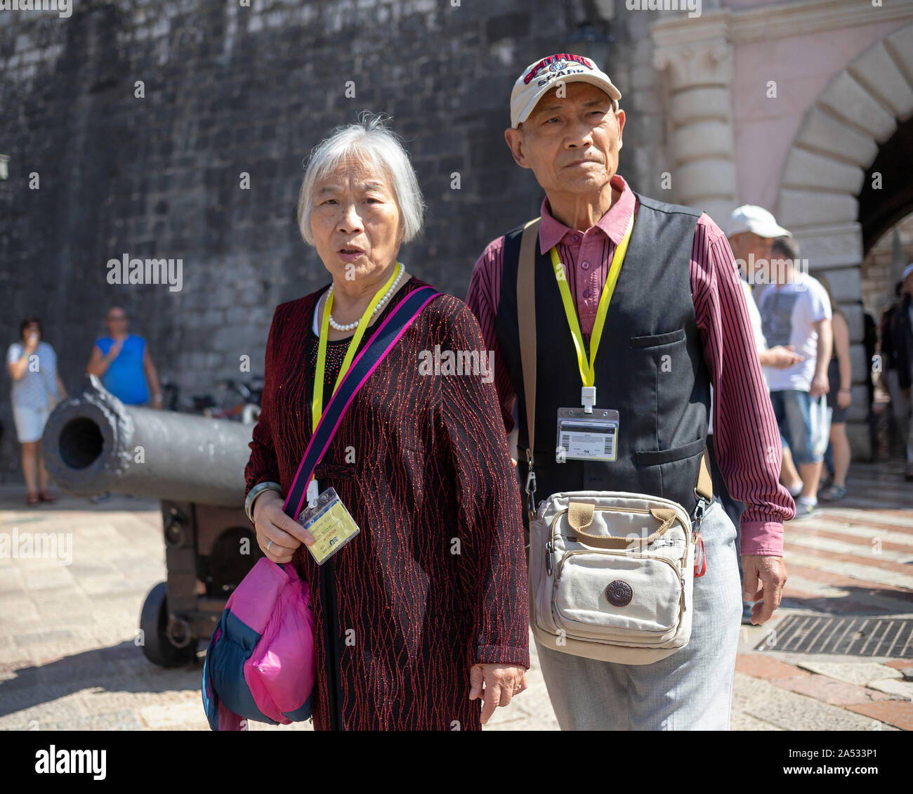 Montenegro, Sep 17, 2019: una coppia senior di turisti a piedi lungo la piazza Sightseeing della città vecchia di Kotor Foto Stock