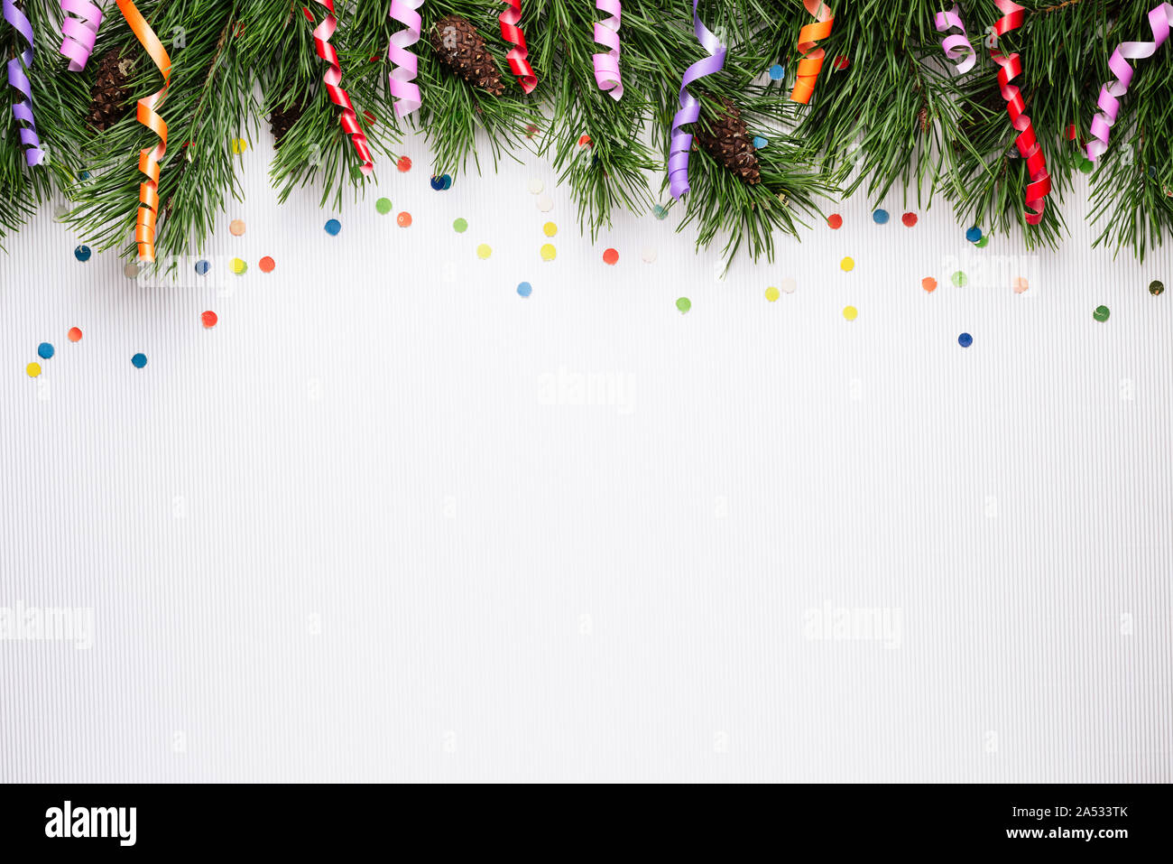 Bianco Natale e Anno Nuovo sfondo con rami di pino e la festa di coriandoli. Copia spazio per il testo Foto Stock