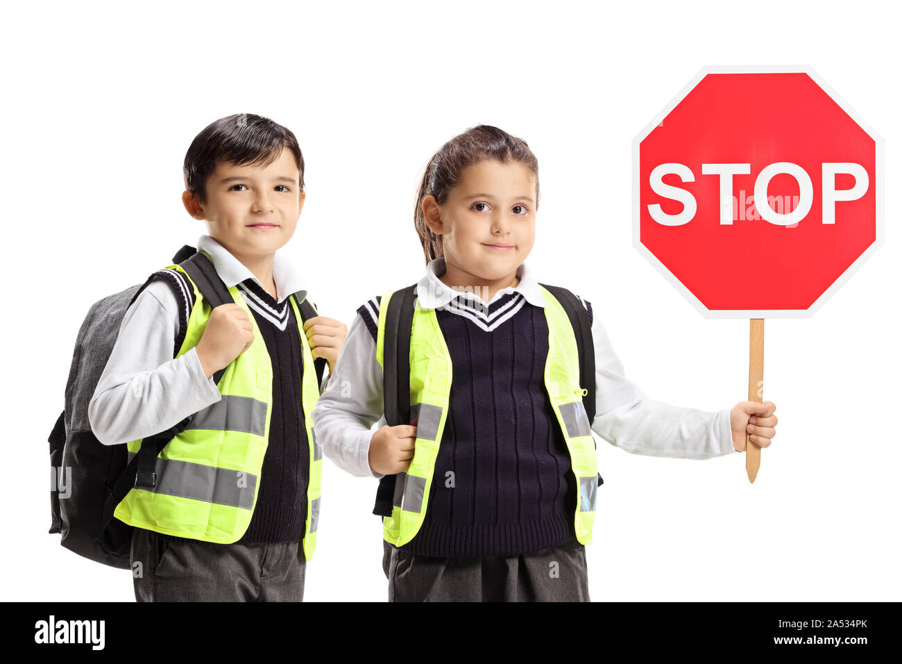 Gli scolari con giubbotti di sicurezza e di un segnale di stop isolato su sfondo bianco Foto Stock