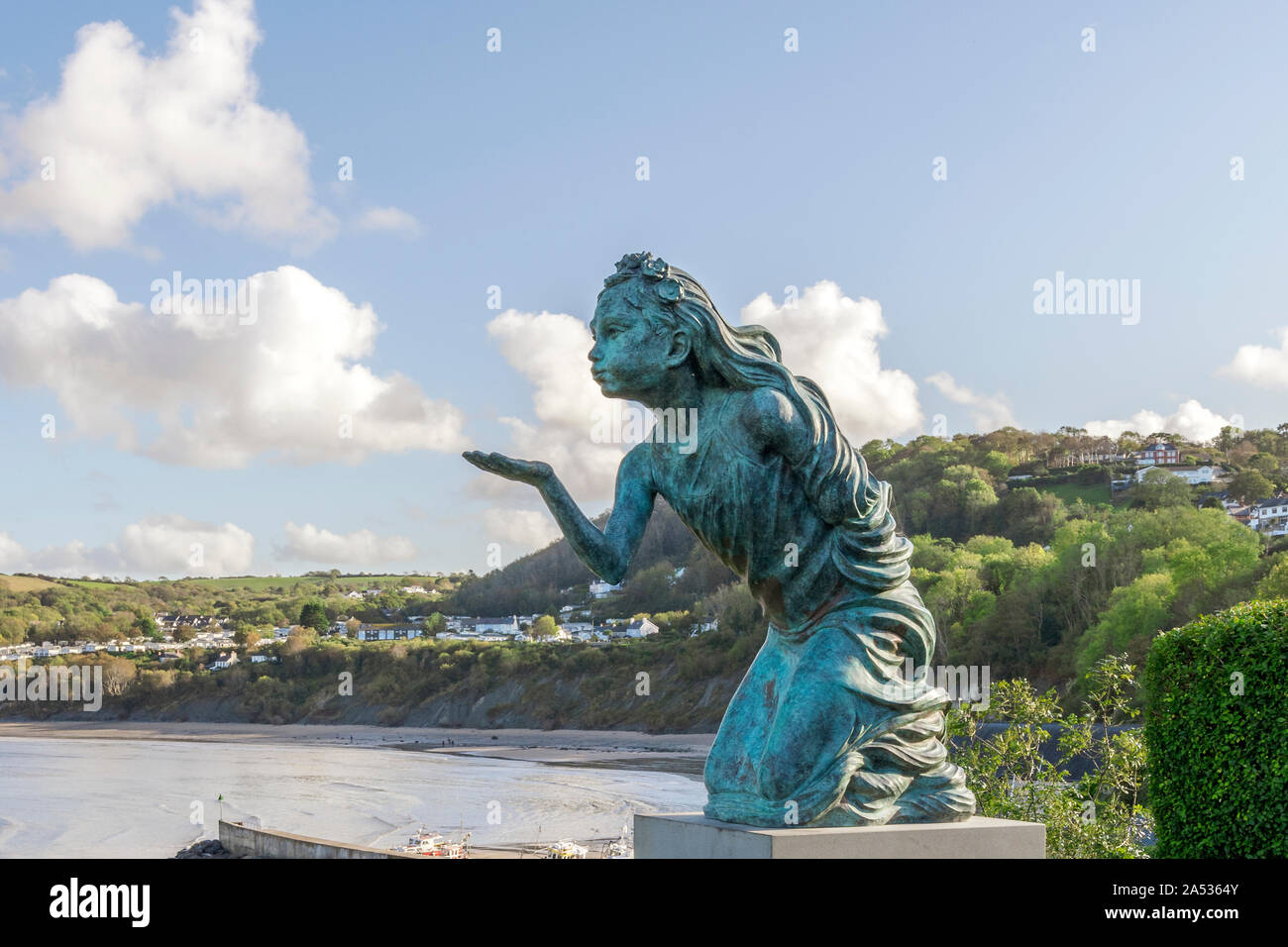 Fair Wind e Mari seguenti, New Quay Galles sentiero costiero statua Foto Stock