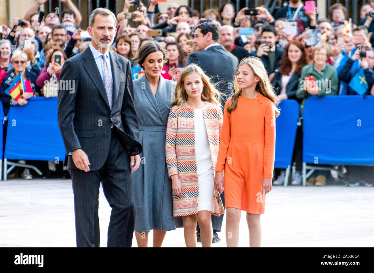 Oviedo, Spagna. Xvii oct, 2019. Il re Filippo VI di Spagna, Regina Letizia di Spagna, Principessa Leonor delle Asturie e la Infanta Sofía di Spagna durante la visita della famiglia reale spagnola alla Cattedrale di Oviedo il 17 ottobre 2019 a Oviedo, Spagna. Credito: David Gato/Alamy Live News Foto Stock