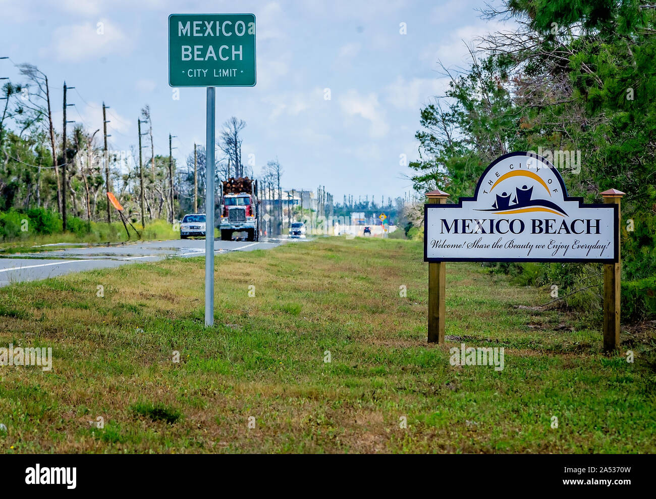 Un limite della città segno e segno di benvenuto saluta i driver come immettere il Messico Beach, il 5 ottobre 2019, in Messico Beach, Florida. Foto Stock