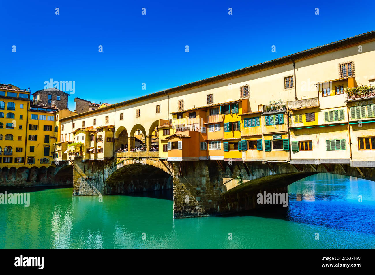 Ponte Vecchio o il Vecchio Ponte sul fiume Arno a Firenze, Italia. Ponte di arco con gioielli e negozi d'arte e i suoi edifici colorati è una famosa località turistica Foto Stock