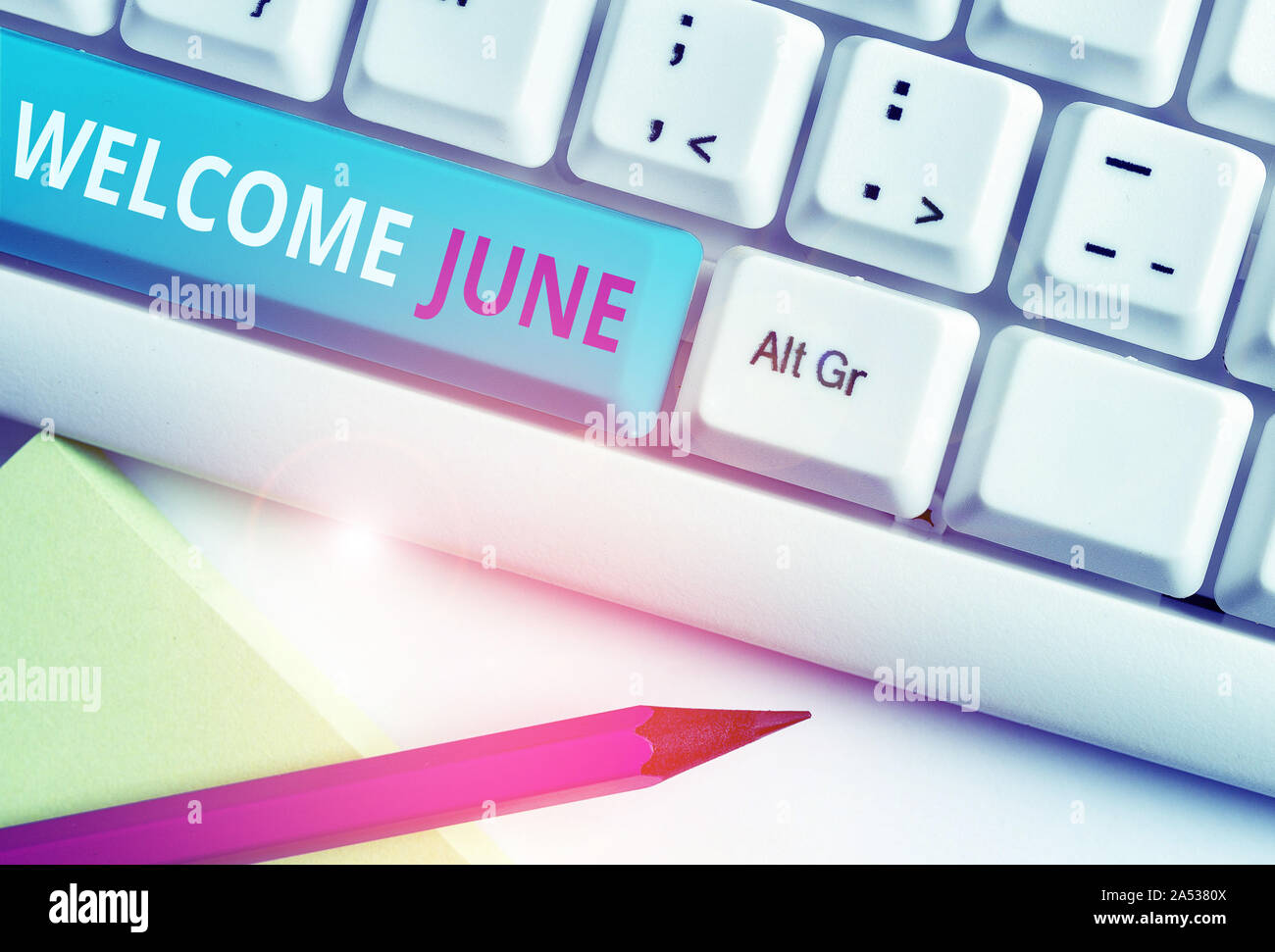 Testo della scrittura Benvenuti giugno. Conceptual calendario fotografico sesto mese secondo trimestre trenta giorni saluti White tastiera PC con nota vuota abov carta Foto Stock