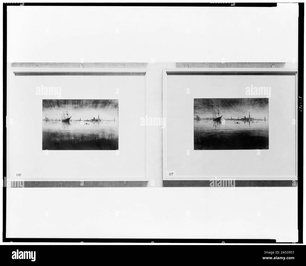 Due stampe di una vista sul porto di James McNeill Whistler sul display a Boston Memorial exhibition, Copley Hall Foto Stock