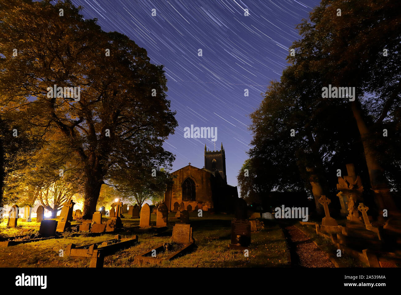 80 composito immagine della Chiesa di St Mary Swillington,Leeds. Questa serie di foto venne scattata nel corso di 30 minuti, ogni esposizione 20 secondi. Foto Stock