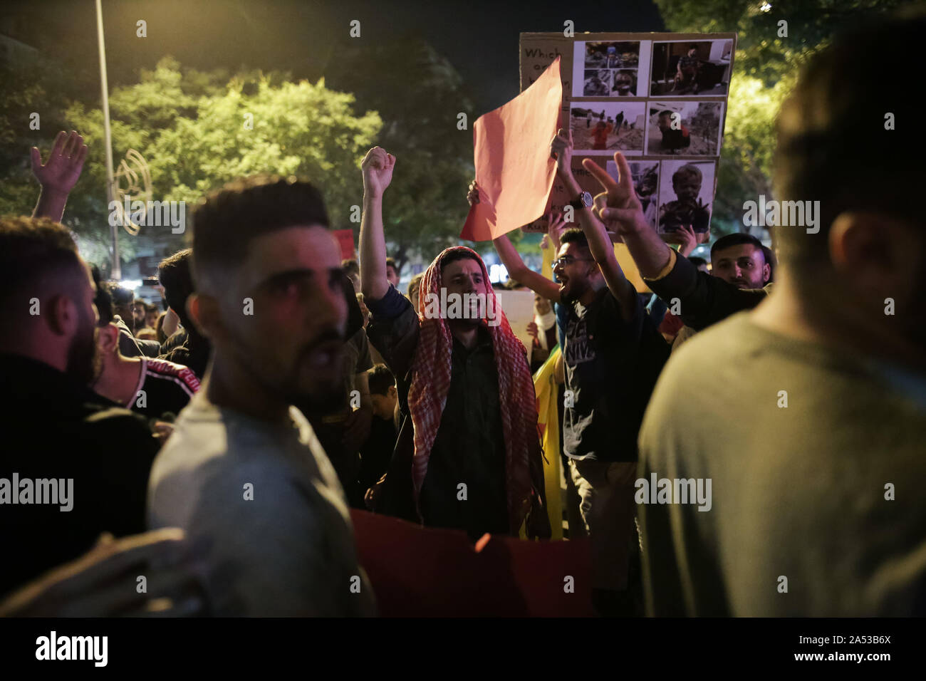 Curdi gridando slogan durante la dimostrazione.I membri della comunità curda della protesta di Salonicco che mostra la solidarietà con il popolo curdo nel Kurdistan contro gli attacchi della Turchia sul nord della Siria. Per gli ultimi otto giorni, un sacco di civili sono morti e molti sono stati feriti. Foto Stock