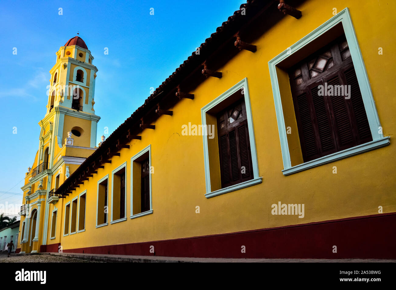 Antico in stile coloniale cattedrale, nella tipica città cubane, una giornata di sole Foto Stock