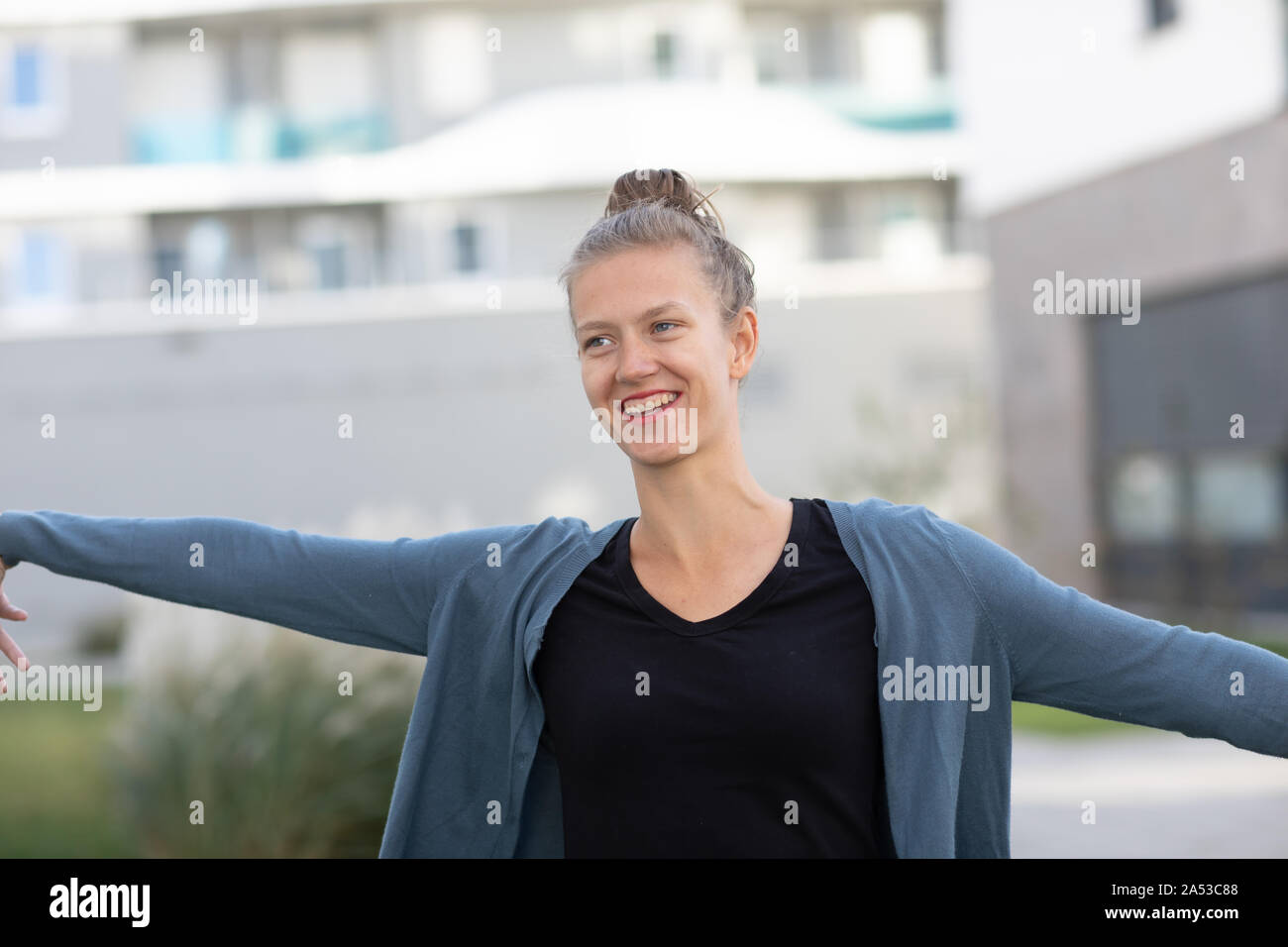 Giovane donna al di fuori di bracci di estensione Foto Stock