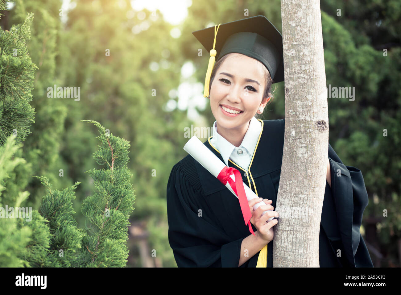 Felice studente laureato girl, congratulazioni - diploma di istruzione successo - concetto di istruzione. Foto Stock