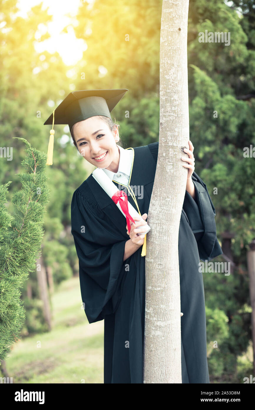 Felice studente laureato girl, congratulazioni - diploma di istruzione successo - concetto di istruzione. Foto Stock