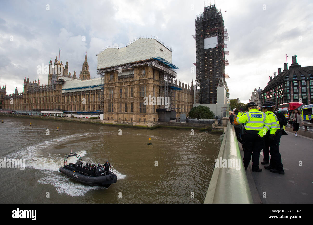 Polizia Unità Marine costola si trasforma nel fiume al di fuori della casa del Parlamento, il Tamigi, Westminster, London Foto Stock