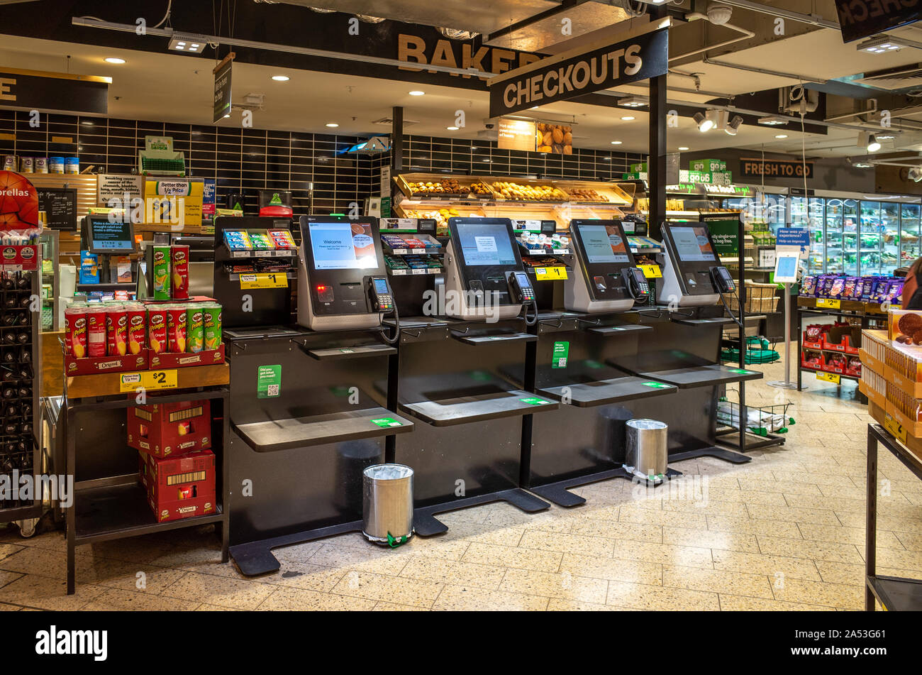 Alcune macchine self-check-out in un supermercato. Melbourne, Victoria Australia. Foto Stock