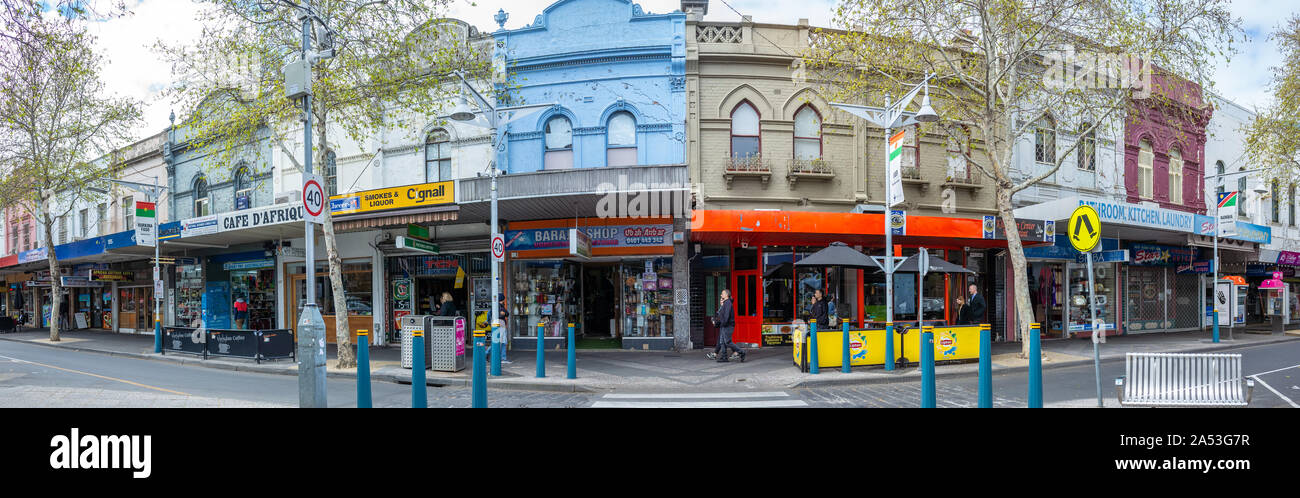 Vista panoramica di alcuni negozi e ristoranti locali lungo il centro commerciale Nicholson Street a Footscray. Melbourne, Victoria Australia. Foto Stock