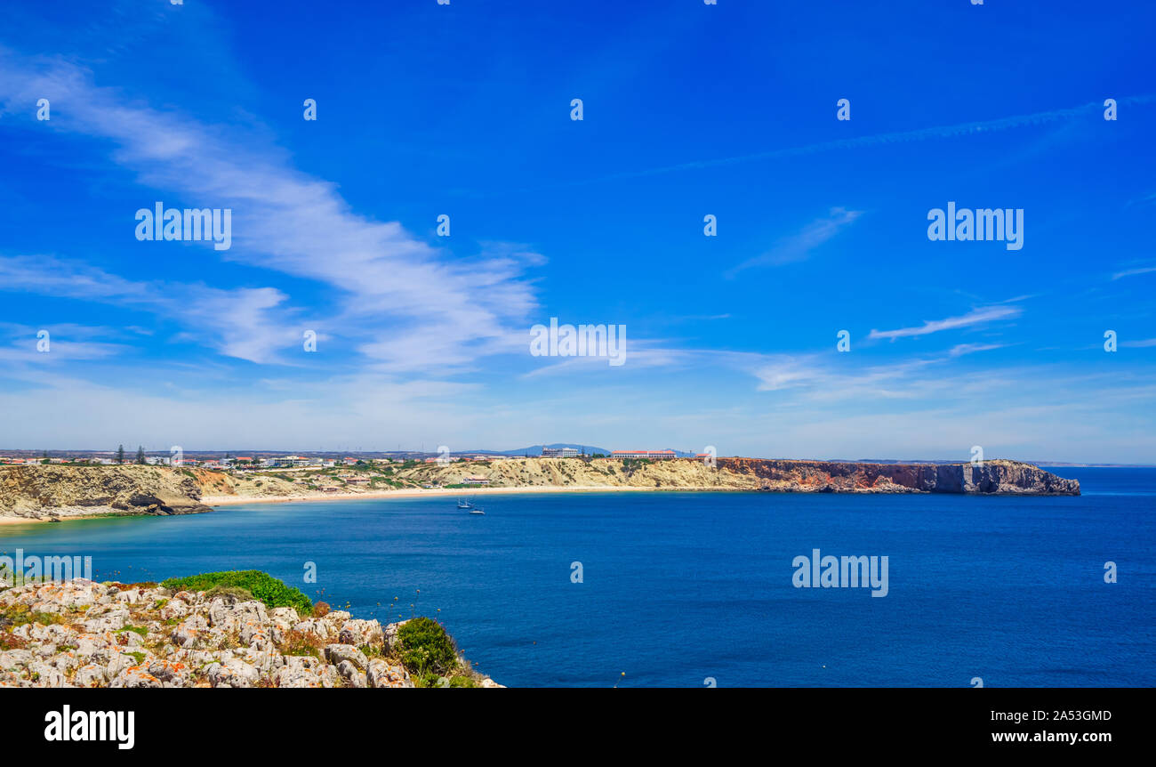 Vista sul litorale con l'oceano e la spiaggia a Sagres in Algarve in Portogallo Foto Stock