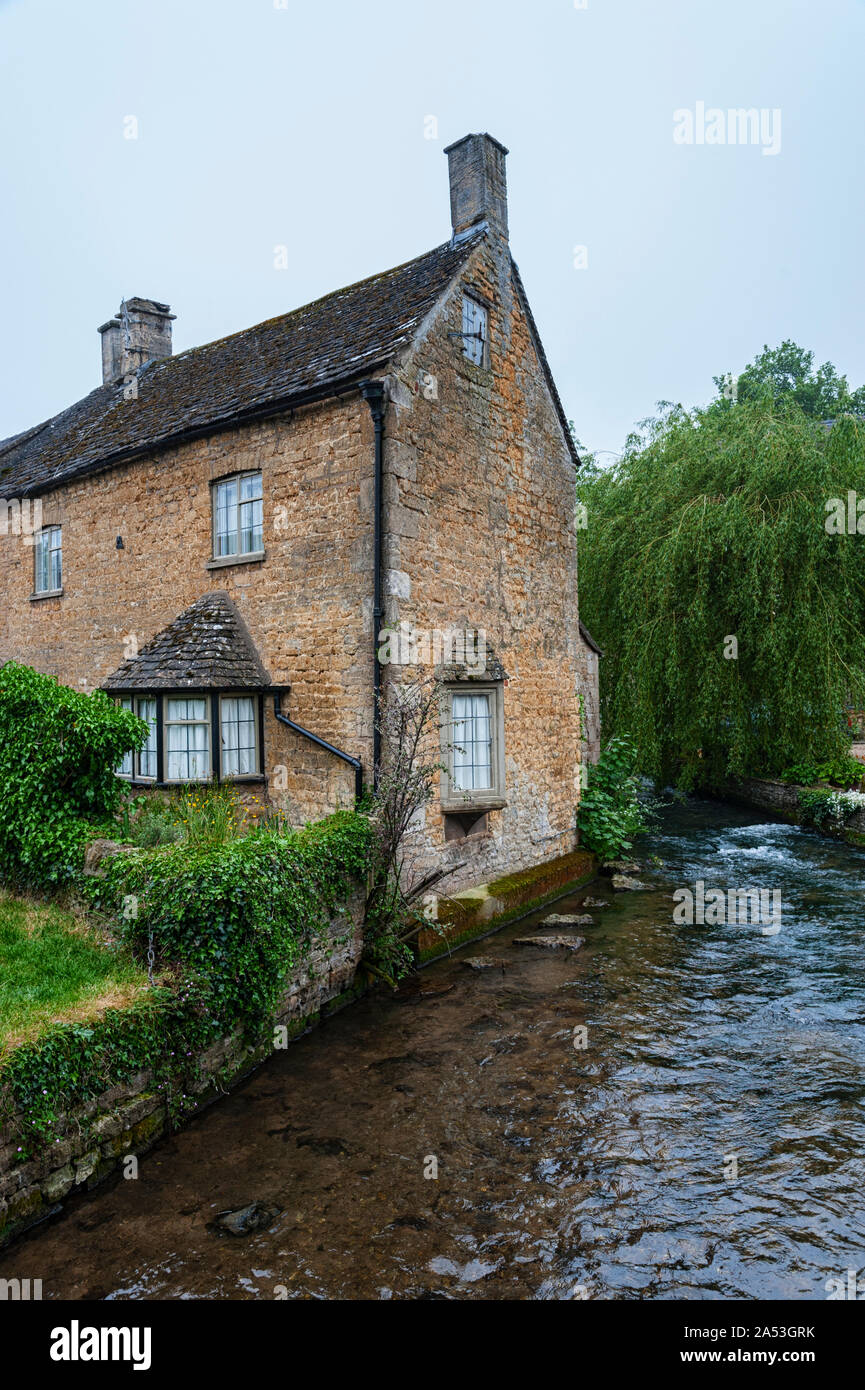 Cottage tipici attraverso il Fiume Windrush a Bourton-on-the-acqua, anche conosciuta come la Venezia del Cotswolds - Gloucestershire - Inghilterra - UK Foto Stock