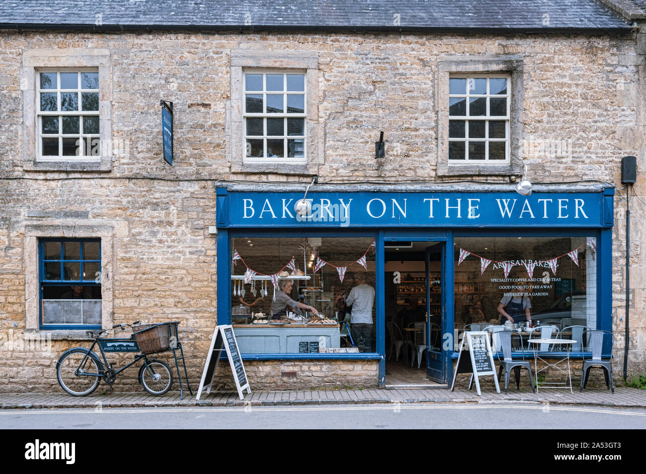 L'ingresso anteriore per il tradizionale panificatori artigiani shop a Bourton-on-the-acqua, anche conosciuta come la Venezia del Cotswolds, Gloucestershire, Inghilterra Foto Stock