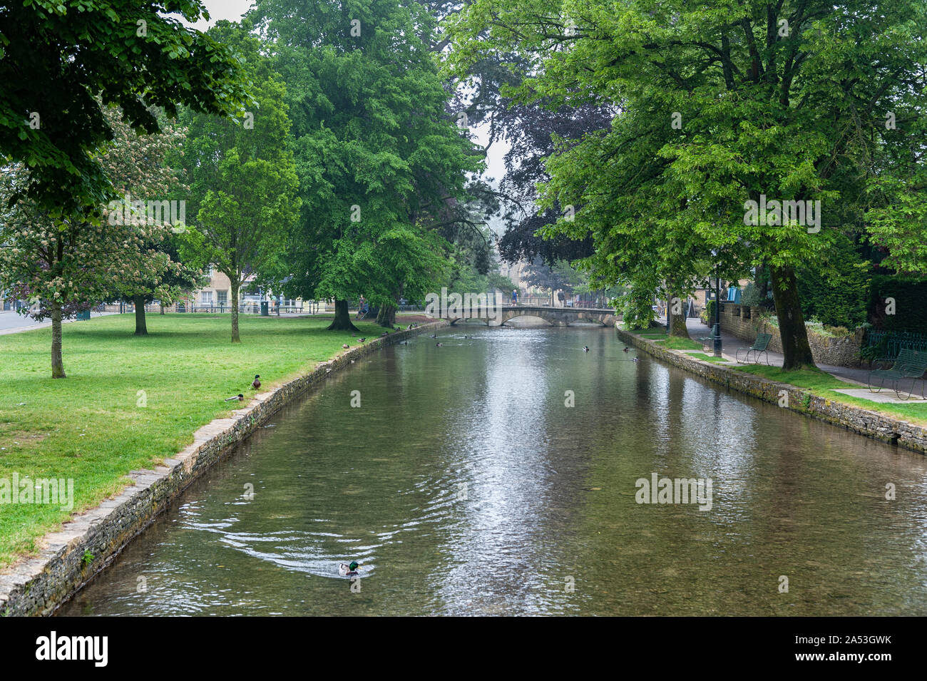 Passerella di pietra attraverso il Fiume Windrush a Bourton-on-the-acqua, anche conosciuta come la Venezia del Cotswolds - Gloucestershire - Inghilterra - UK Foto Stock