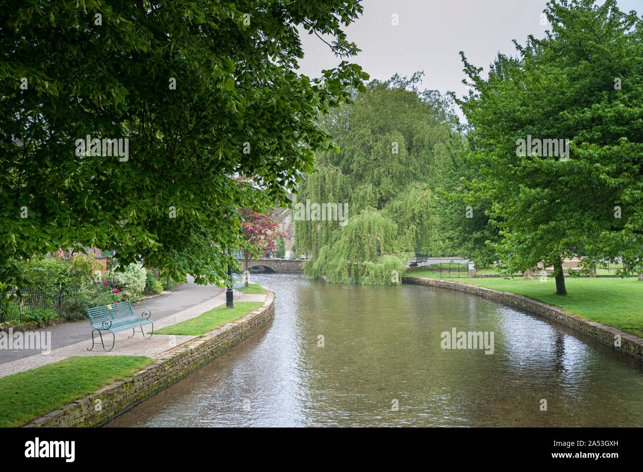Passerella di pietra attraverso il Fiume Windrush a Bourton-on-the-acqua, anche conosciuta come la Venezia del Cotswolds - Gloucestershire - Inghilterra - UK Foto Stock