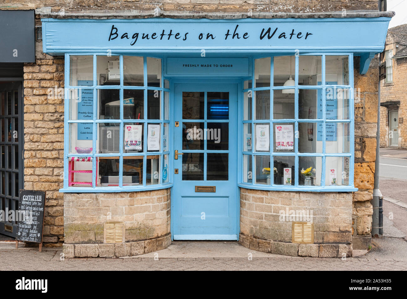L'ingresso anteriore per il tradizionale panificatori artigiani shop a Bourton-on-the-acqua, conosciuta come la Venezia del Cotswolds - Gloucestershire - Inghilterra Foto Stock