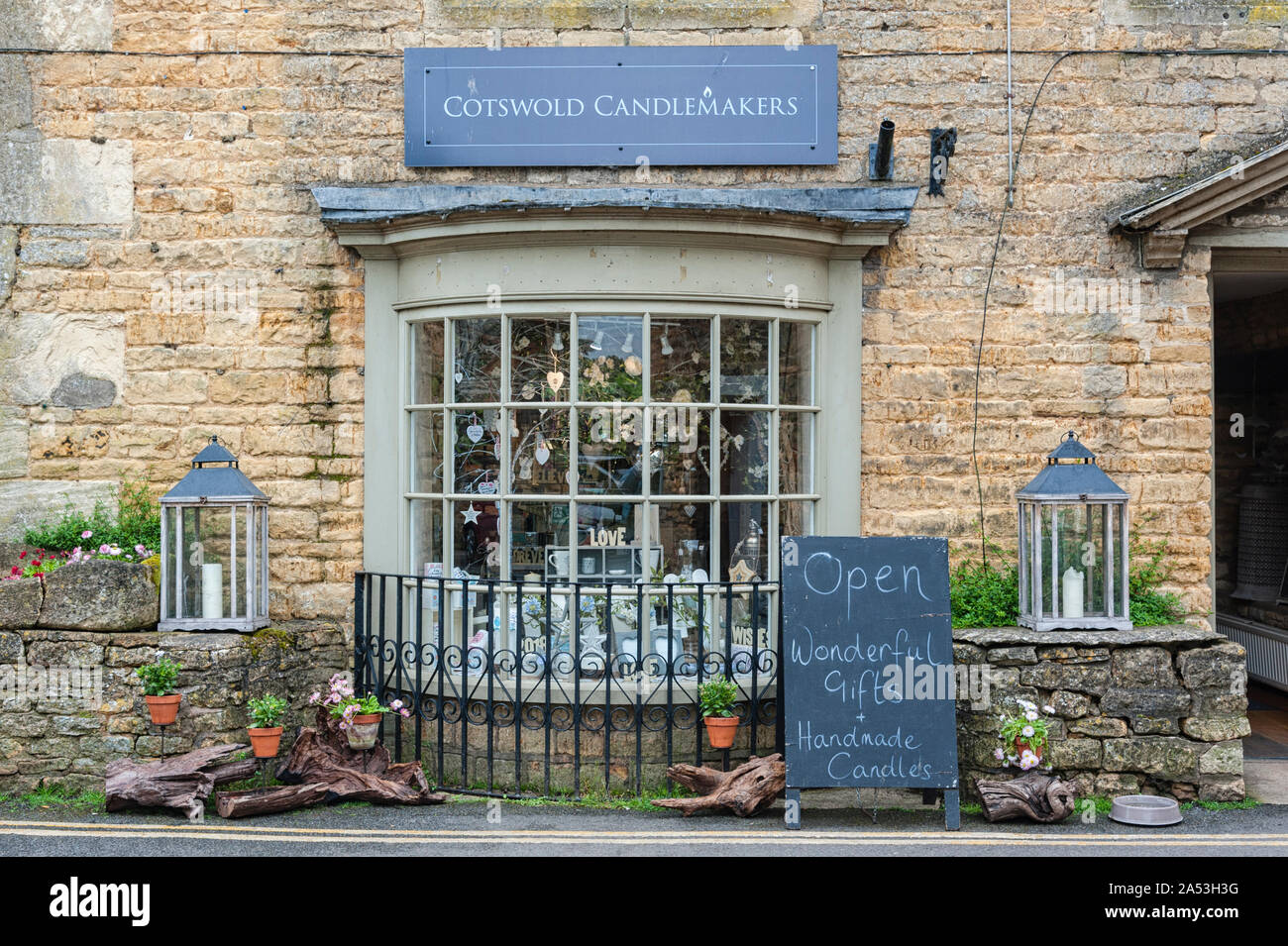 L'ingresso anteriore del Cotswold Candlemakers shop a Bourton-on-the-acqua, anche conosciuta come la Venezia del Cotswolds - Gloucestershire - Inghilterra REGNO UNITO Foto Stock