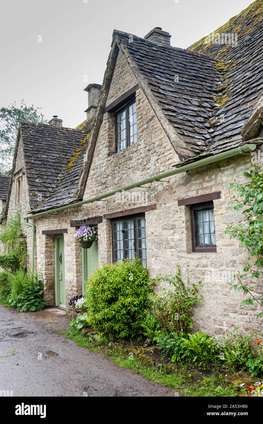 Tradizionale cotswold cottage in pietra costruito di distintivo giallo calcare nella famosa in tutto il mondo, Arlington Row, Bibury, Gloucestershire, Inghilterra Foto Stock