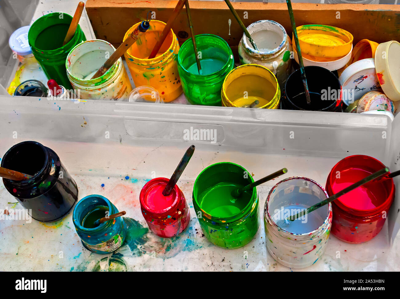 Vasi di diversi colori di vernice; Foto Stock