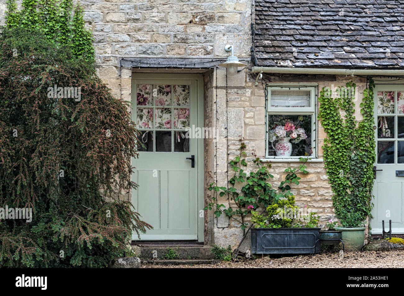 Tradizionale cotswold cottage in pietra costruito di distintivo giallo calcare nella famosa in tutto il mondo, Arlington Row, Bibury, Gloucestershire, Inghilterra Foto Stock